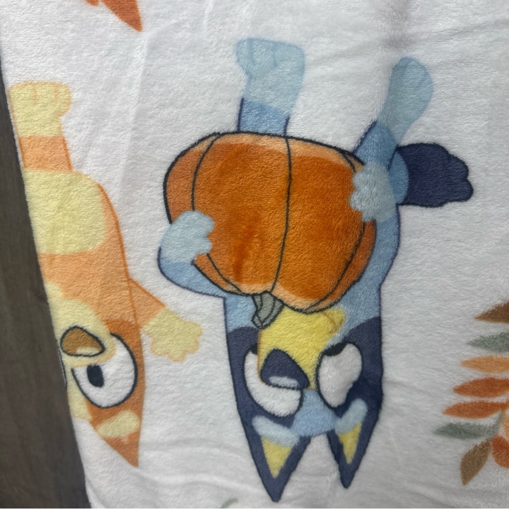 New Bluey & Bingo Fall Pumpkin & Leaves Plush 50" x 70" White Throw Blanket - Picture 10 of 10